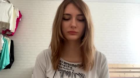 Snapshot of michellfallert chatting on March 27, 8:59 am Jenny online show from March 27, 8:59 am