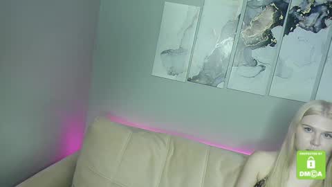 inst miiiss mia online show from December 23, 7:20 pm