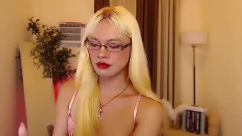 Snapshot of midnight_muse_18 chatting on May 13, 5:10 pm Marie Antoinette online show from May 13, 5:10 pm