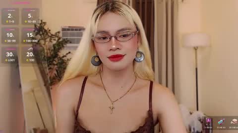 Snapshot of midnight_muse_18 chatting on June 27, 10:37 pm Marie Antoinette online show from June 27, 10:37 pm