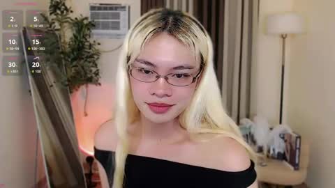 Snapshot of midnight_muse_18 chatting on July 1, 8:30 pm Marie Antoinette online show from July 1, 8:30 pm
