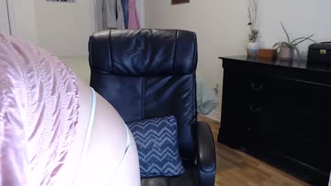 Snapshot of midsummernightsdream chatting on December 3, 6:17 pm MidsummerNightsDream online show from December 3, 6:17 pm