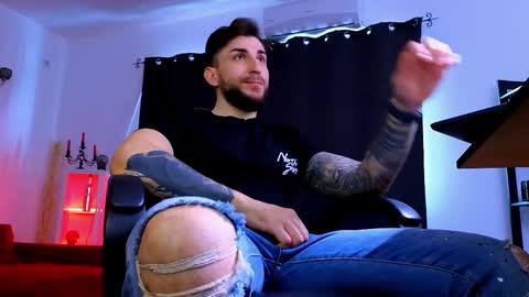 Snapshot of mightyaaron chatting on February 18, 8:32 am MightyAaron online show from February 18, 8:32 am