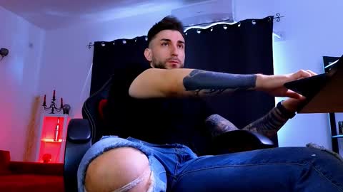 Snapshot of mightyaaron chatting on February 20, 7:32 am MightyAaron online show from February 20, 7:32 am