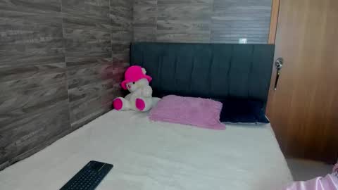 Snapshot of miia_belll chatting on March 18, 3:31 am Mia online show from March 18, 3:31 am