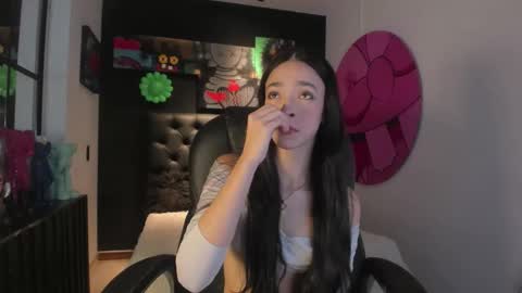 Snapshot of miia_bratz chatting on February 19, 7:32 pm miia_bratz online show from February 19, 7:32 pm