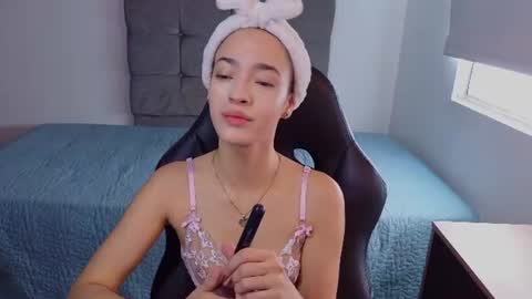 Snapshot of miia_bratz chatting on June 23, 1:53 pm miia_bratz online show from June 23, 1:53 pm