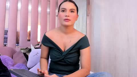 Mia  online show from November 17, 10:43 am