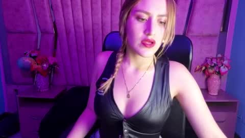 MiaScarlet online show from September 11, 9:15 pm