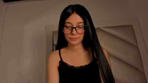 Mia online show from July 2, 1:39 pm