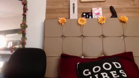 miia online show from November 12, 6:52 pm