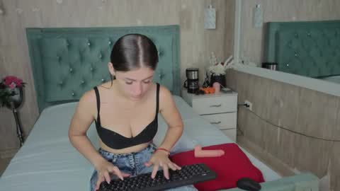 Snapshot of miia_velvett chatting on April 14, 3:18 pm miia_velvett online show from April 14, 3:18 pm