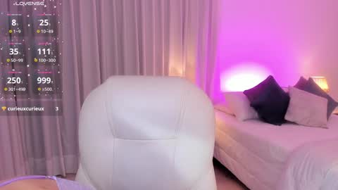Mia online show from December 3, 3:30 am