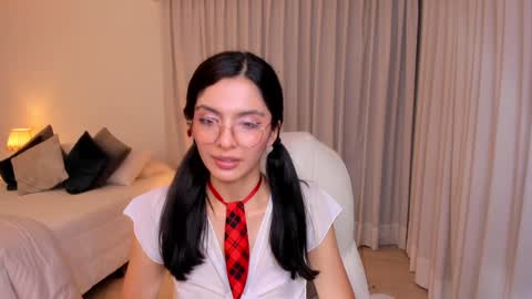 Mia online show from December 13, 6:53 am