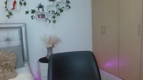 miiaa_k online show from February 3, 8:30 am