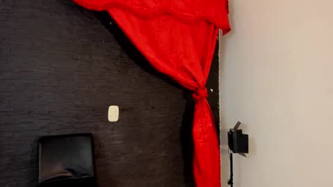 Snapshot of miiaah_kaliffa chatting on October 2, 8:21 am MELANIE online show from October 2, 8:21 am