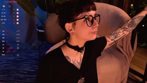 mika_moon_ online show from December 7, 7:32 pm