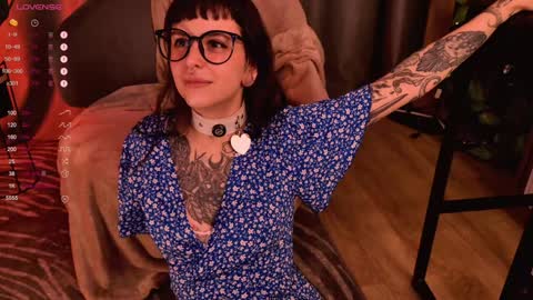 mika_moon_ online show from December 8, 9:52 pm