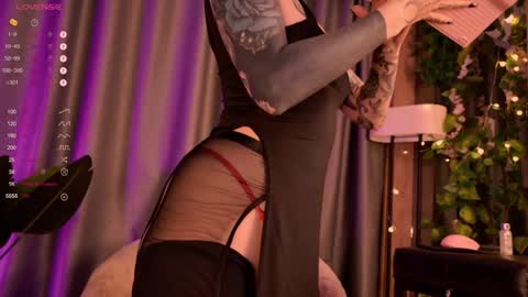 mika_moon_ online show from December 13, 2:43 am