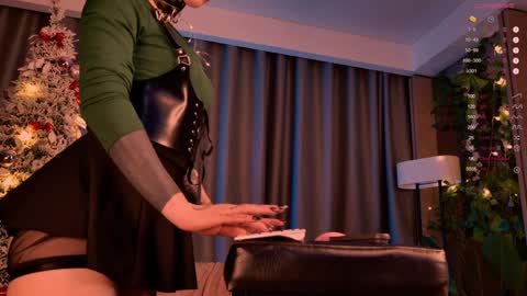 mika_moon_ online show from December 26, 12:46 am