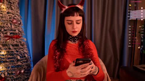 mika_moon_ online show from December 31, 11:06 pm