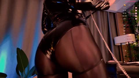 mika_moon_ online show from January 8, 12:49 am