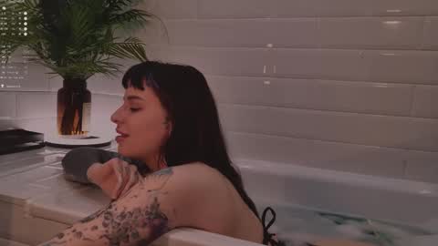 mika_moon_ online show from December 3, 3:10 pm