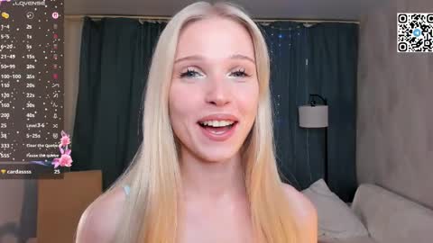 Snapshot of mikaelataron chatting on April 10, 9:41 pm Angel girl online show from April 10, 9:41 pm
