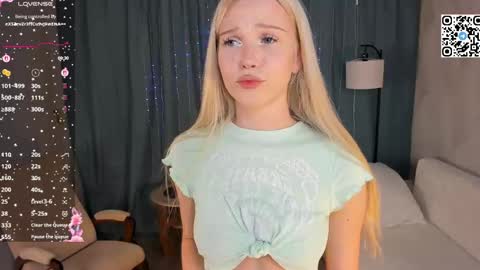 Snapshot of mikaelataron chatting on April 12, 8:58 pm Angel girl online show from April 12, 8:58 pm