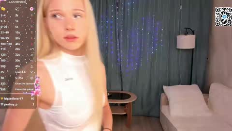 Snapshot of mikaelataron chatting on April 20, 8:21 pm Angel girl online show from April 20, 8:21 pm
