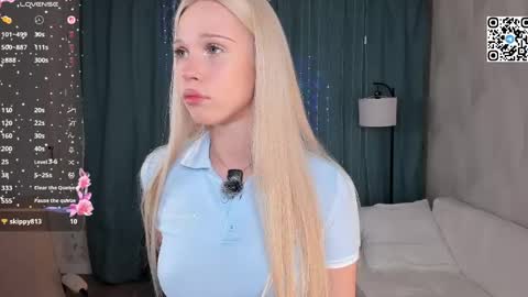 Snapshot of mikaelataron chatting on April 22, 8:43 pm Angel girl online show from April 22, 8:43 pm
