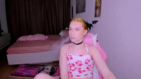 mikaella_nicole online show from June 7, 8:01 pm