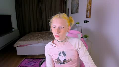 mikaella_nicole online show from June 20, 7:05 pm