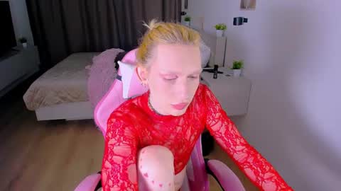 mikaella_nicole online show from July 6, 5:37 pm