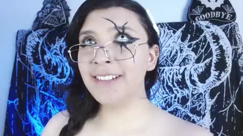 Snapshot of mikaskullcs chatting on October 24, 10:17 pm Mika online show from October 24, 10:17 pm