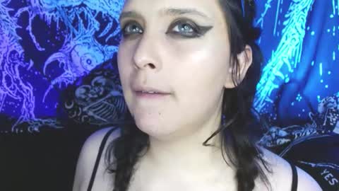 Snapshot of mikaskullcs chatting on November 13, 10:41 pm Mika online show from November 13, 10:41 pm