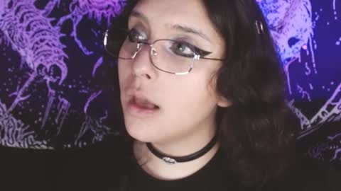 Snapshot of mikaskullcs chatting on November 19, 10:54 pm Mika online show from November 19, 10:54 pm