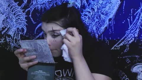 Snapshot of mikaskullcs chatting on February 18, 9:55 pm Mika online show from February 18, 9:55 pm