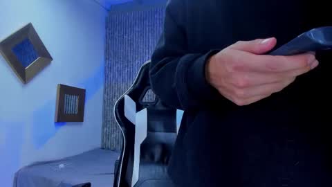 Mike 0233 online show from December 2, 4:18 am