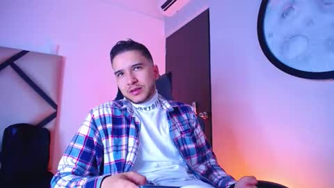 Snapshot of mike_256 chatting on December 4, 11:41 am Mike online show from December 4, 11:41 am