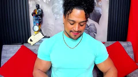 Snapshot of mike_estevess chatting on December 18, 7:36 am online show from December 18, 7:36 am