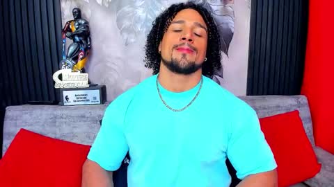 Snapshot of mike_estevess chatting on February 8, 5:33 am online show from February 8, 5:33 am