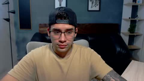 Snapshot of mike_montoya chatting on April 19, 3:28 am Mike Montoya online show from April 19, 3:28 am