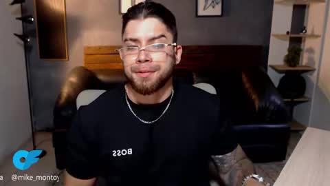 Snapshot of mike_montoya chatting on July 19, 10:35 pm Mike Montoya online show from July 19, 10:35 pm