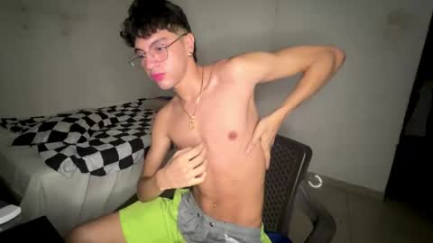 Snapshot of mike_pineapple chatting on October 9, 3:48 am Mike Pineapple online show from October 9, 3:48 am