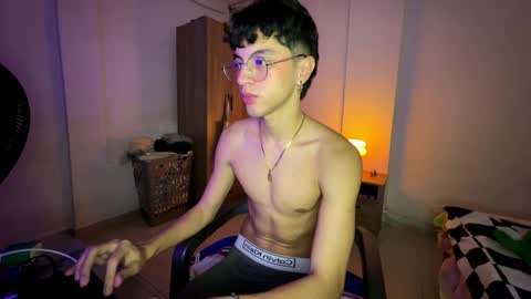 Snapshot of mike_pineapple chatting on October 13, 4:34 am Mike Pineapple online show from October 13, 4:34 am