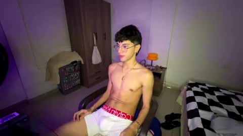 Snapshot of mike_pineapple chatting on October 14, 4:46 am Mike Pineapple online show from October 14, 4:46 am