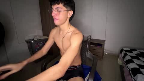 Snapshot of mike_pineapple chatting on October 17, 3:42 am Mike Pineapple online show from October 17, 3:42 am