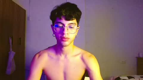 Snapshot of mike_pineapple chatting on October 18, 4:04 am Mike Pineapple online show from October 18, 4:04 am