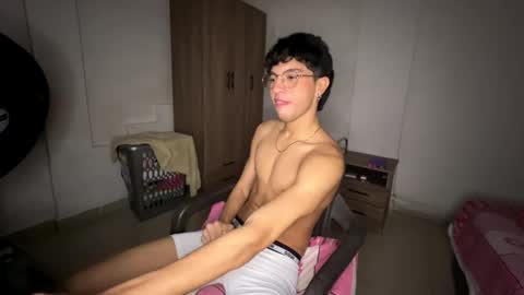 Snapshot of mike_pineapple chatting on October 23, 3:28 am Mike Pineapple online show from October 23, 3:28 am